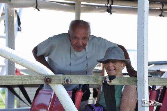 O Joca e a Ixa, pais do rodrigo, já instalados no caminhão que nos levará embora de Cabo Polonio, no litoral do Uruguai